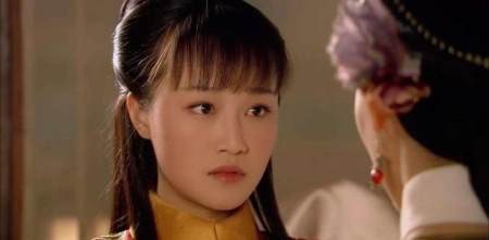 侍卫内大臣阿灵阿(遏必隆第七子),母亲则是孝恭仁皇后的亲妹妹乌雅氏