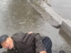 男子雨中扶摔倒老人录视频自保 网友：为该男子点赞
