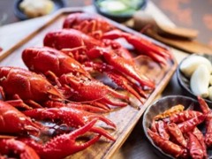 多地小龙虾价格跳水逼近个位数，小龙虾有多种吃法，你的吃法对吗？